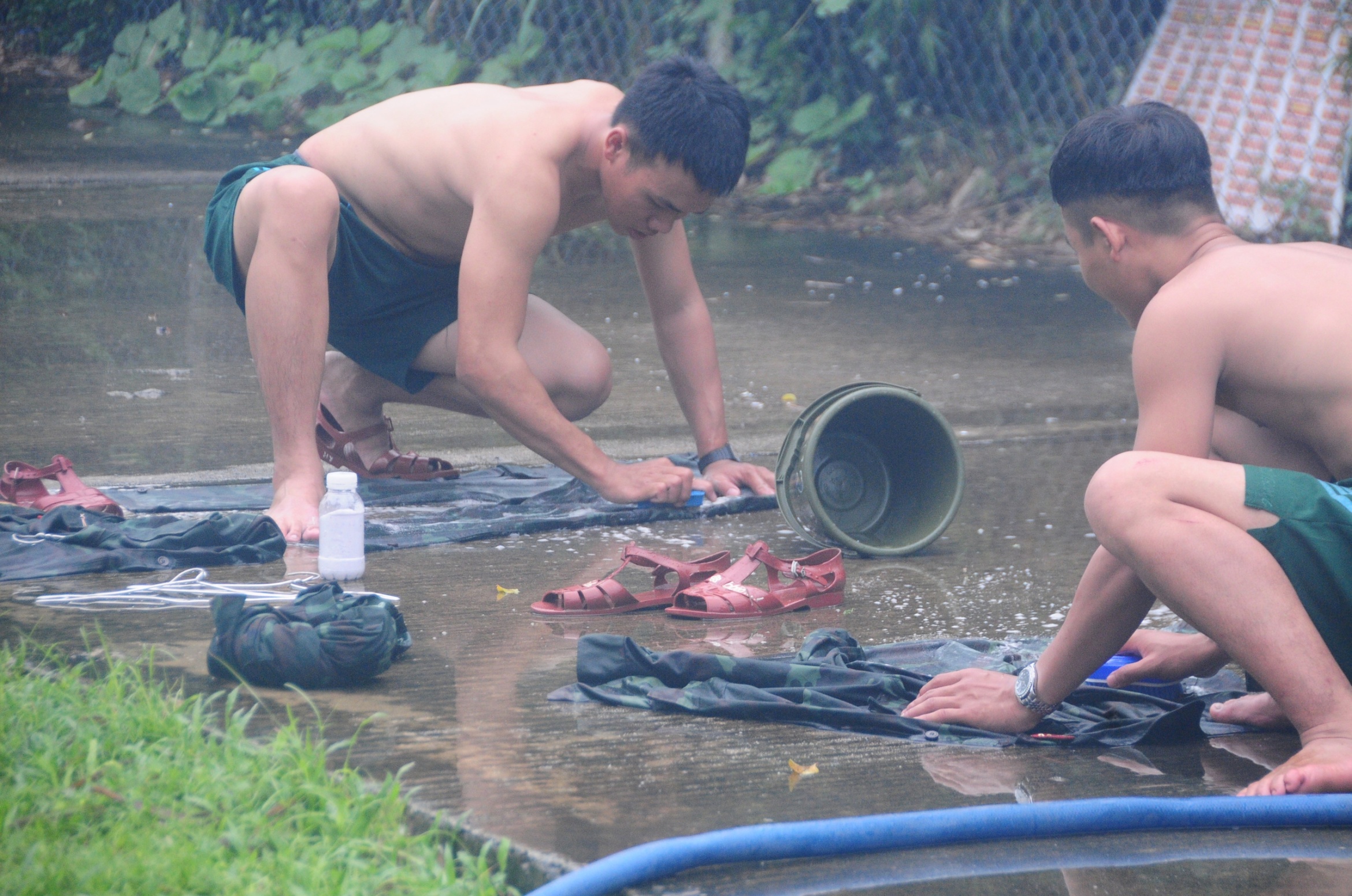 部队涉水帮助民众清理洪水后的淤泥,不麻烦哪怕一瓶水、一盒饭